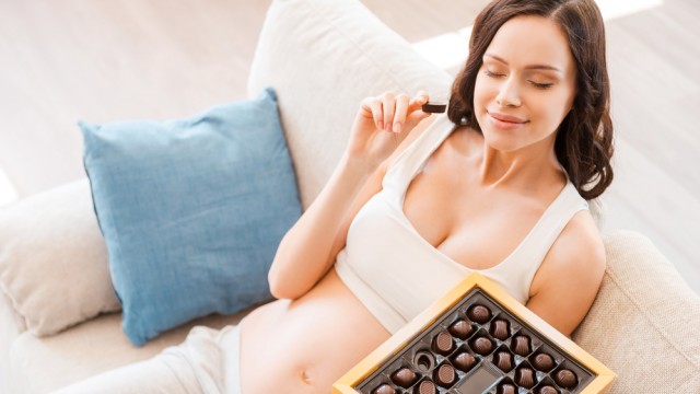 Беременная ест шоколад