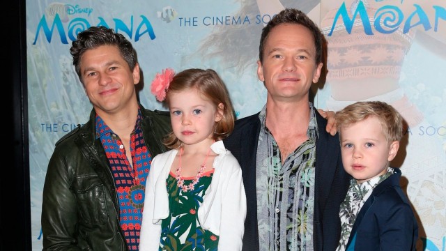 Нил Патрик Харрис и Дэвид Бартка с детьми