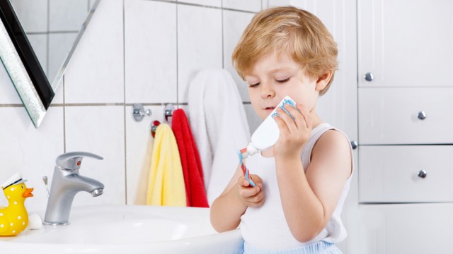 Ребенок чистит зубы 