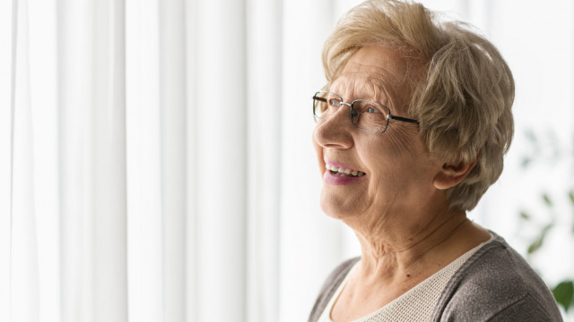 Помогать легко: украинцы смогут "подвесить" продукты для пожилых людей. Им их доставят!