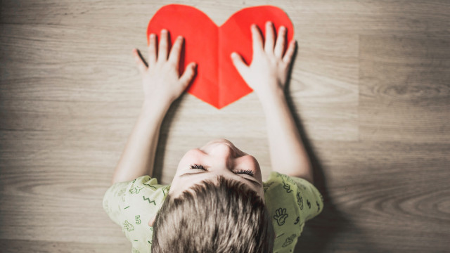 Цветы из бумаги ко Дню матери: 5 простых идей с видеоуроками