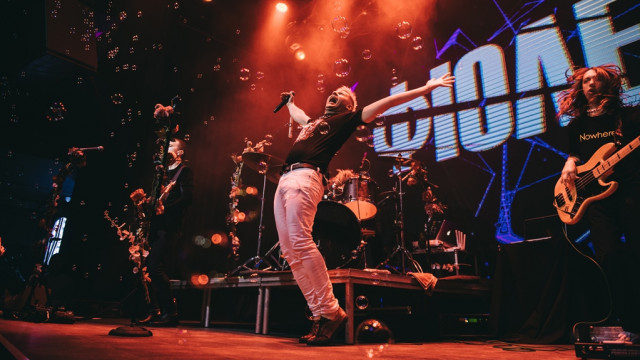 zhizn-prekrasna-zhurnalisty-muzykanty-i-pisateli-snyalis-v-video-gruppy-fiolet