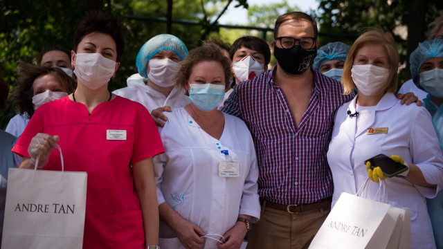 Украинский дизайнер Андре Тан поблагодарил врачей и подарил им платья