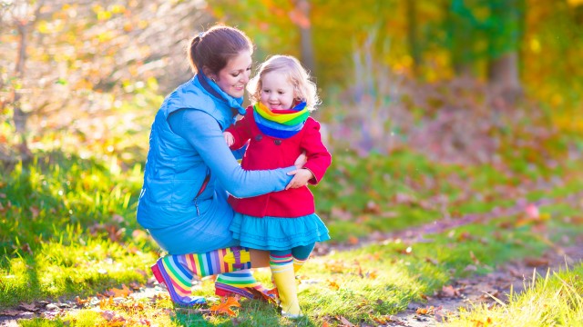 Мама и дочка в лесу