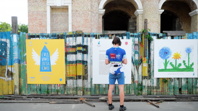 На паркані Гостинного Двору: поспішайте побачити репродукції дитячих малюнків «Сидимолітаємо»