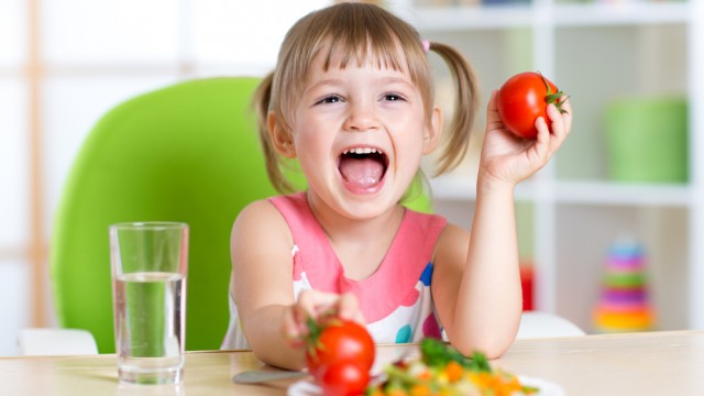 ребенок ест