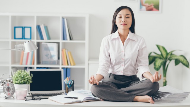 жінка працює