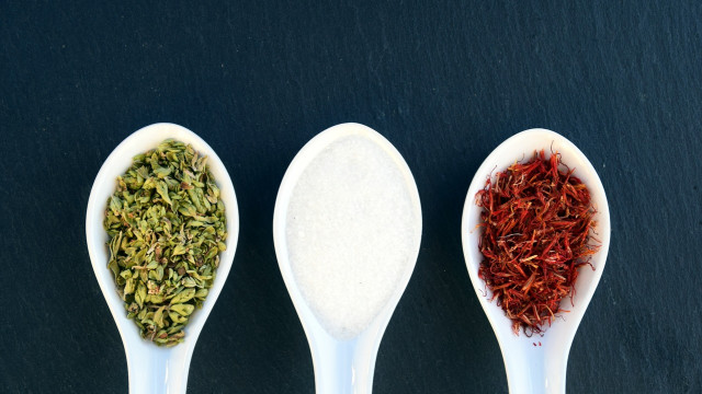 Уменьшить вдвое: почему мы едим много соли, где она прячется и как исправить ситуацию?