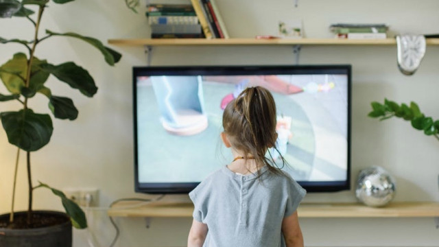 ребенок смотрит мультик