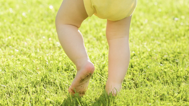 ребенок ходит на пальчиках