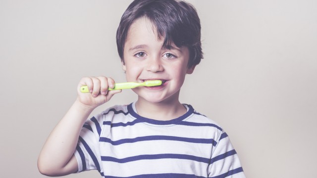 Ребенок чистит зубы 