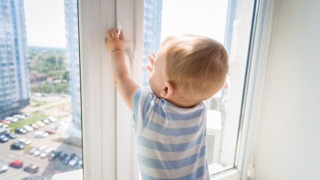 безпека дитини біля вікна