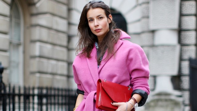 Дівчина в рожевому пальто