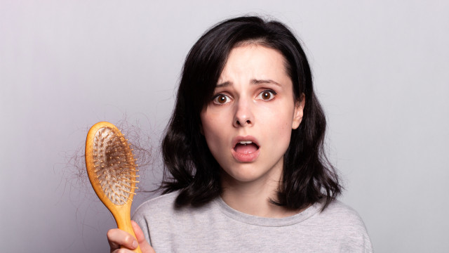 чому випадає волосся