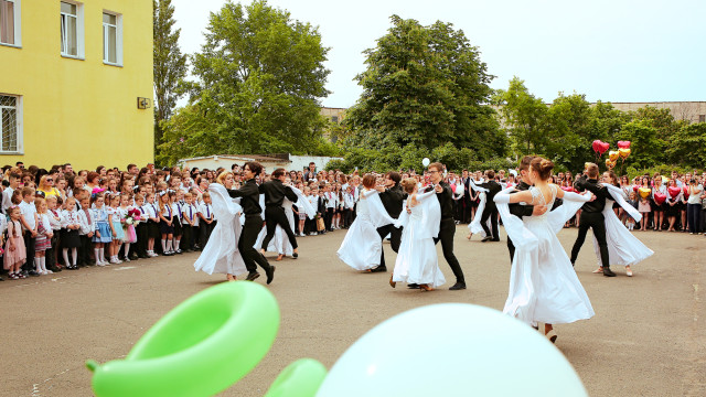 випускники