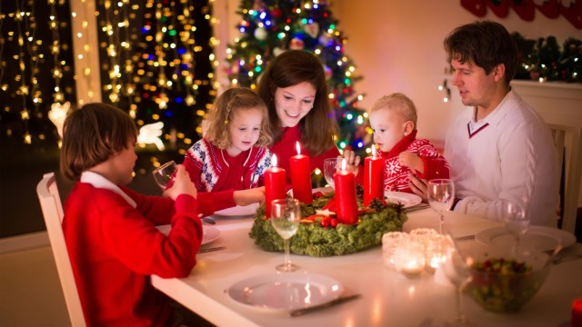 семья за новогодним столом