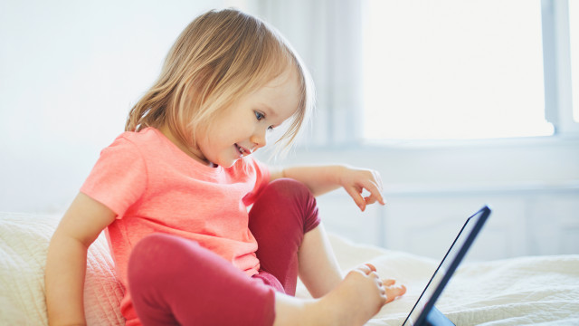 дитина дивиться мультик