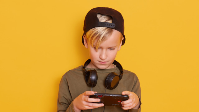 дитина грає онлайн