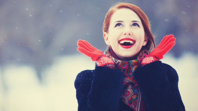 красивая женщина зимой на улице