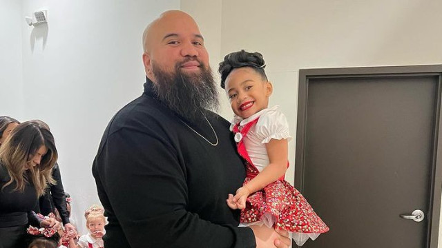 папа танцует с дочкой