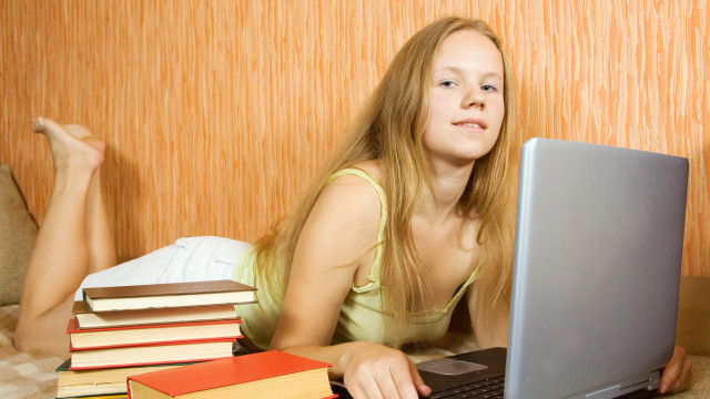 подросток с ноутбуком