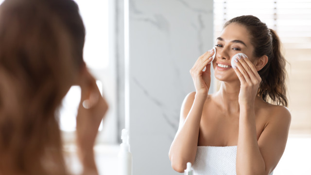 жінка догляд за обличчям Mary Kay