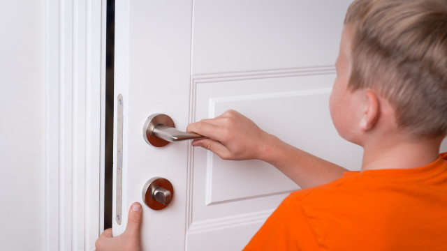 дитина прищемила палець