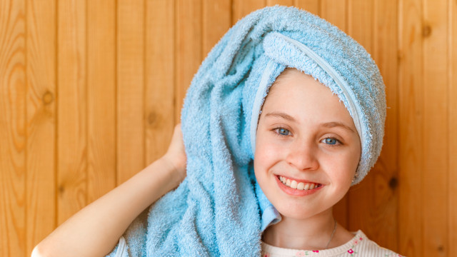 дитина миє голову