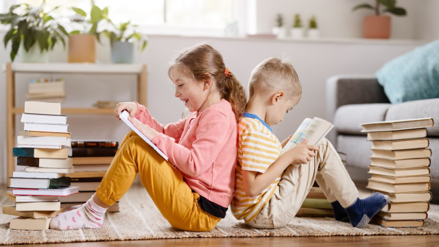 діти читають книги