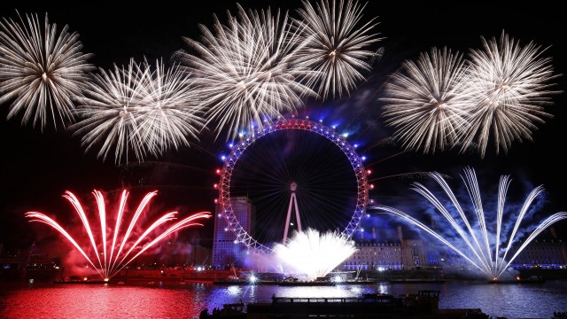 Салют в новогоднюю ночь