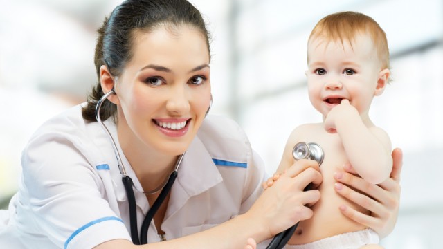 Педиатр, малыш у врача