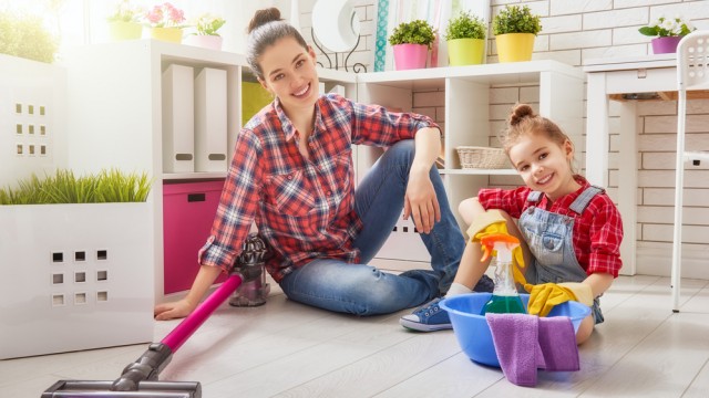 Мама и дочки убирают квартиру