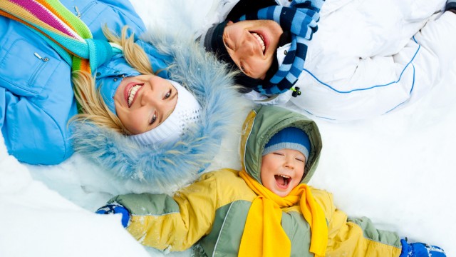 счастливая семья зимой в снегу