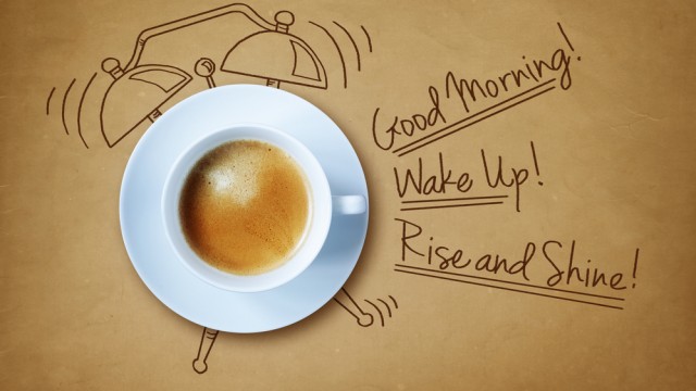 Жінка п'є каву