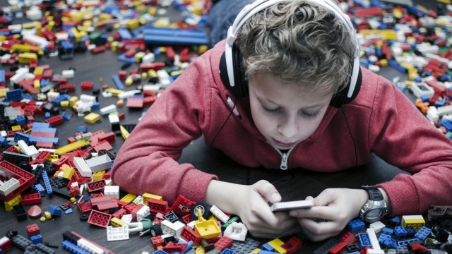 дитина за смартфоном