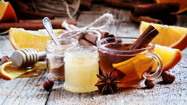 Чай с лимоном и медом на столе