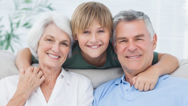 Бабушка и дедушка с внуком