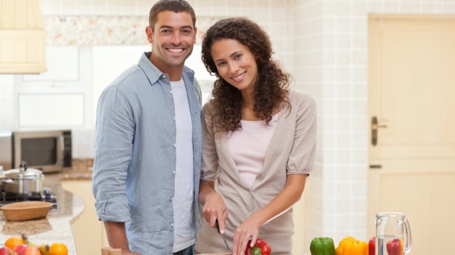 Чоловік і дружина на кухні