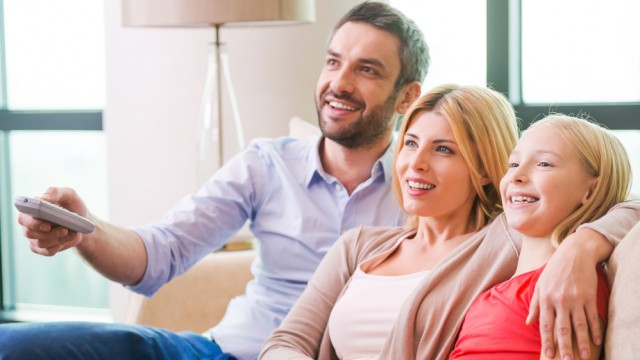 сім'я дивиться телевізор