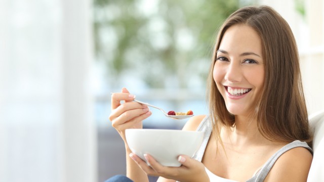 Красива дівчина снідає