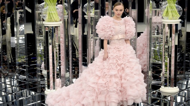 Модель на показе в Париже