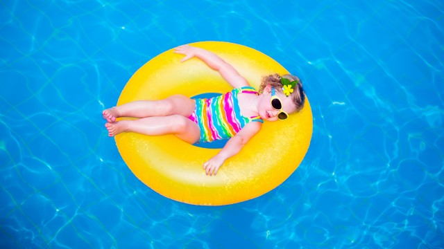 Девочка на круге в  бассейне