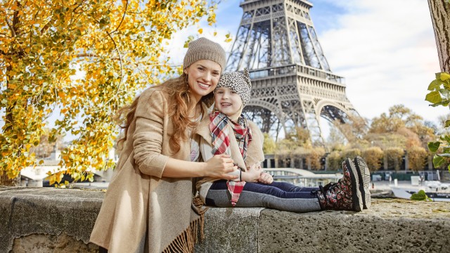  Мама з дитиною в Парижі