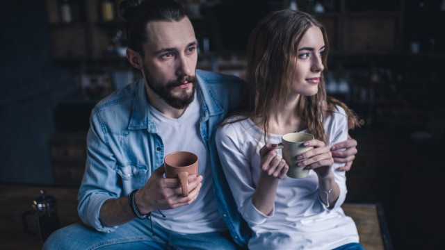 Пара пьет кофе