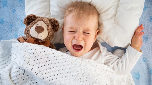 Дитина плаче