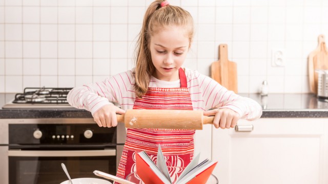 Дитина готує