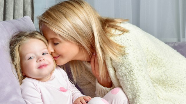 Красивая девочка с мамой