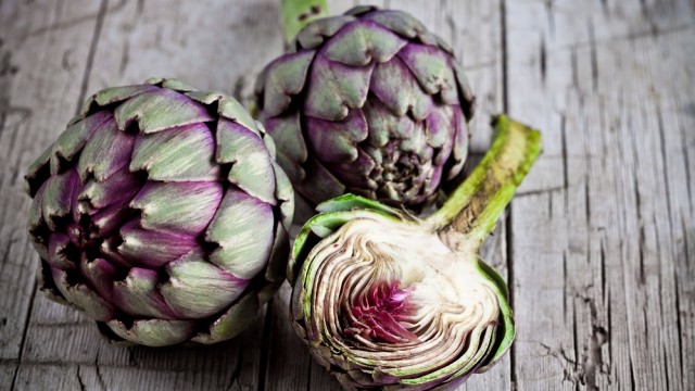 Артишок лежит на столе