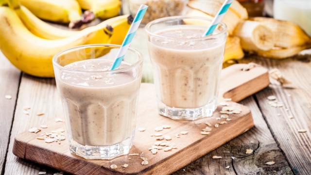 Два стакана смузи на столе