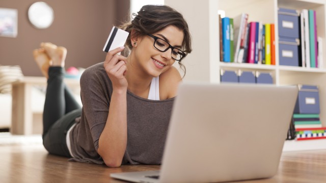 женщина делает покупки 